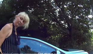 Die MILF Lehrerin gibt outdoor Blowjob