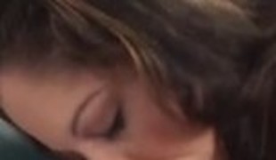 brunette pipe éjac faciale