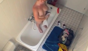 Curvy dildo fucking non-professional in the bathtub