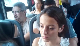 Duas delicinhas manjando minha rola no onibus