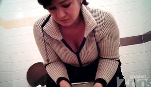Busty MILF pissing in the throne-room on the hidden camera