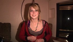 amateur rasé blonde masturbation doigtage