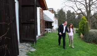 Two well dressed ladies and a guy have a piss trio outdoors